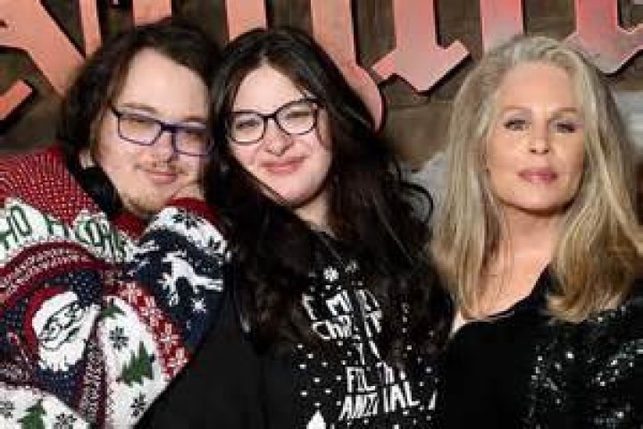 Al Pacino & Ex Beverly D’Angelo Reunite For Outing With Kids: Photos – Hollywood Life