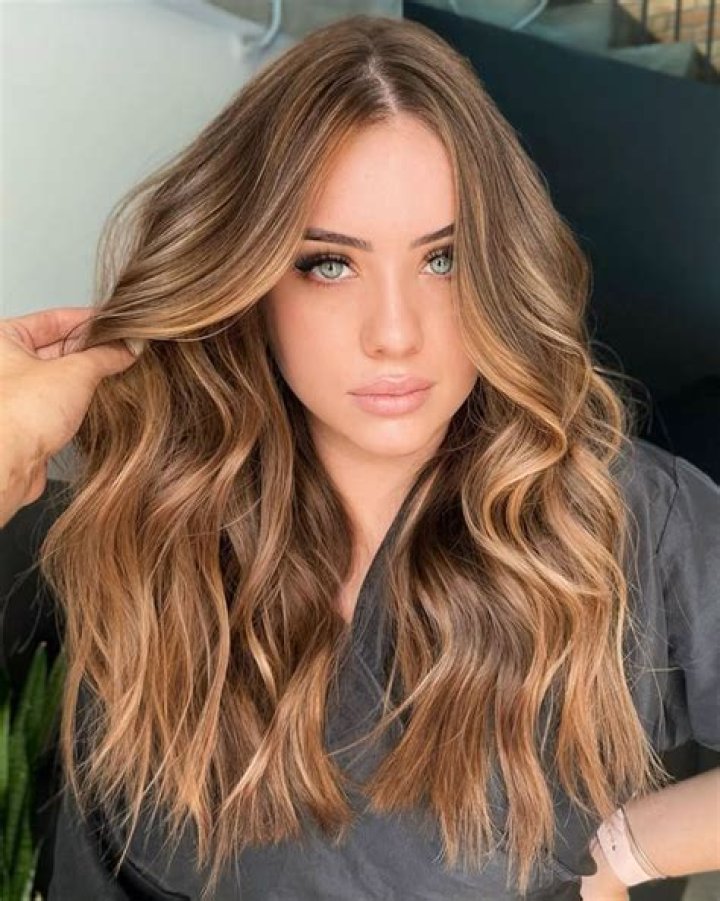 How To Get & Maintain Amanda Stanton’s ‘Buttery Blonde Bayalage’ For A Rich Fall Hairstyle