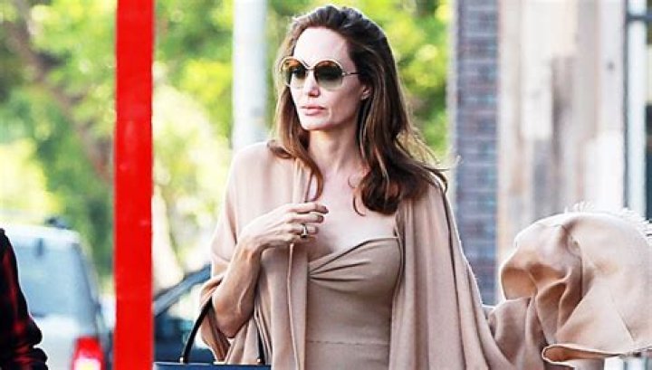 She Thinks She’s Fine – Hollywood Life