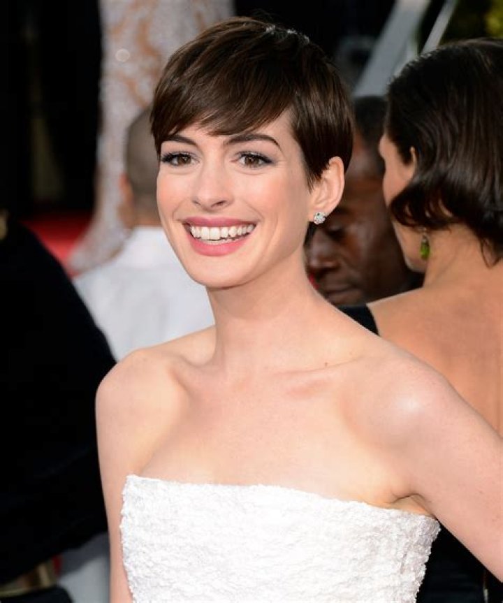 Anne Hathaway Goes Makeup-Free, Shows Off Her Freckles In Selfie – Hollywood Life