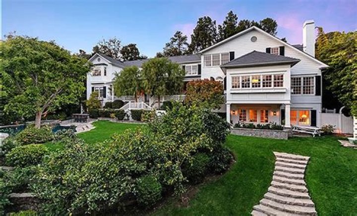 Ashton Kutcher & Mila Kunis Selling Their Beverly Hills Home For $14M: Pics – Hollywood Life