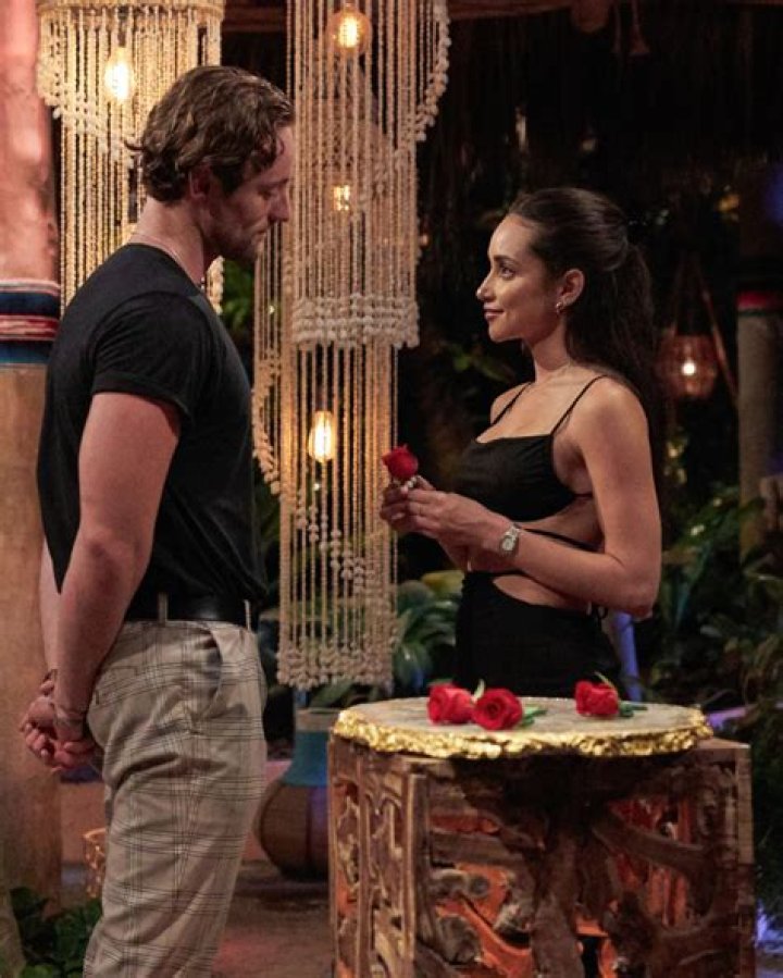 Victoria Chooses Johnny Over Alex – Hollywood Life