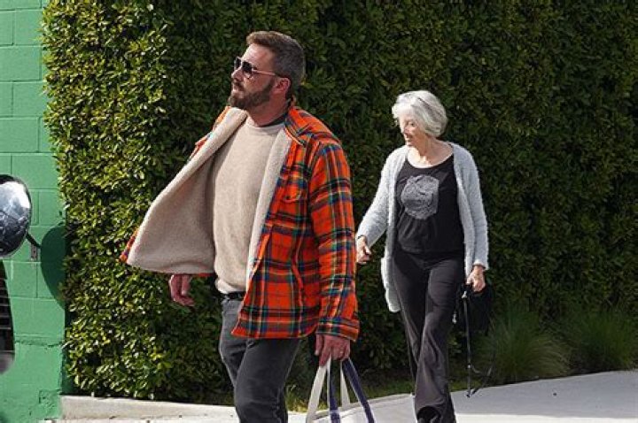 Ben Affleck & His Mom Chris Hang Out In Beverly Hills: Photos – Hollywood Life