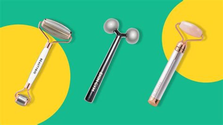 If You’re Suffering From Under Eye Bags, This Vibrating Facial Roller Reduces Puffiness & It’s On Sale