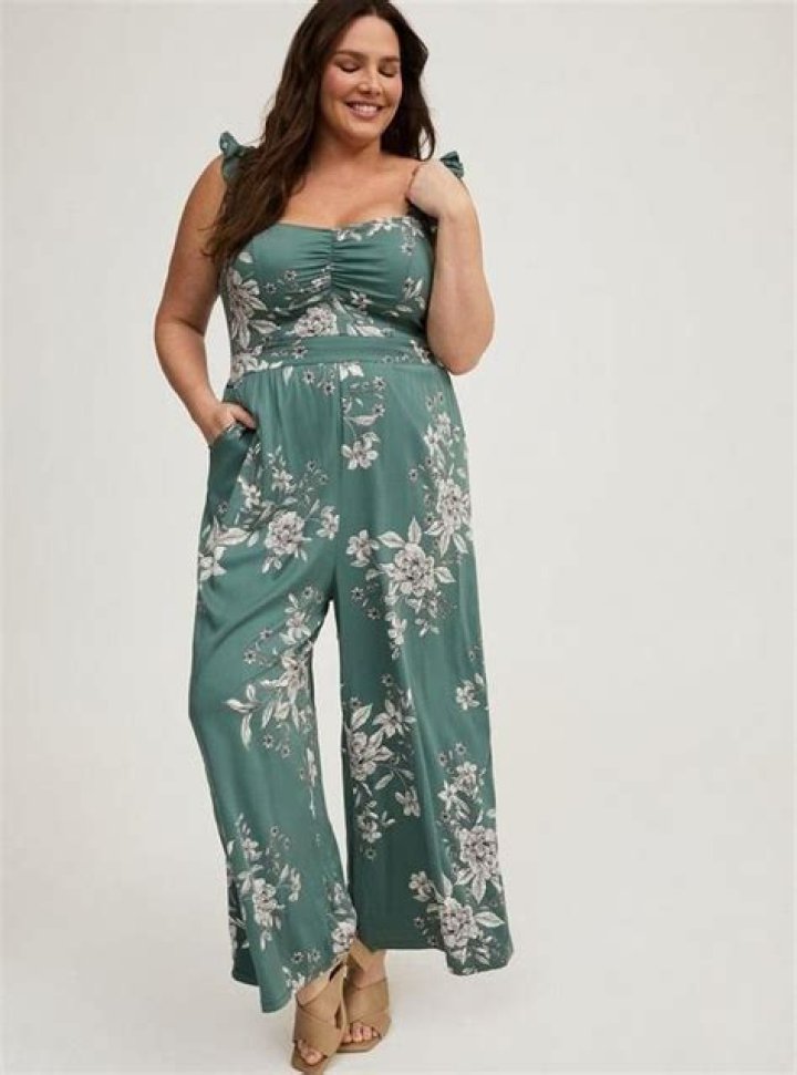 Anne Hathaway’s Breezy And Minimalistic Summer Staple Is Just Over $20 On Amazon