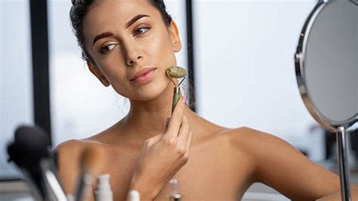 This $19 Vibrating Face Roller Could Help Get Rid Of That Double Chin