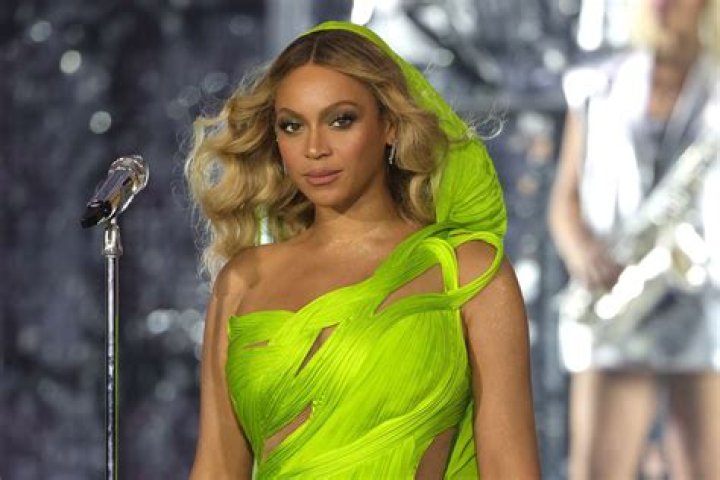 Beyonce Wows In Lime Green Gown During Renaissance Tour: Photos – Hollywood Life
