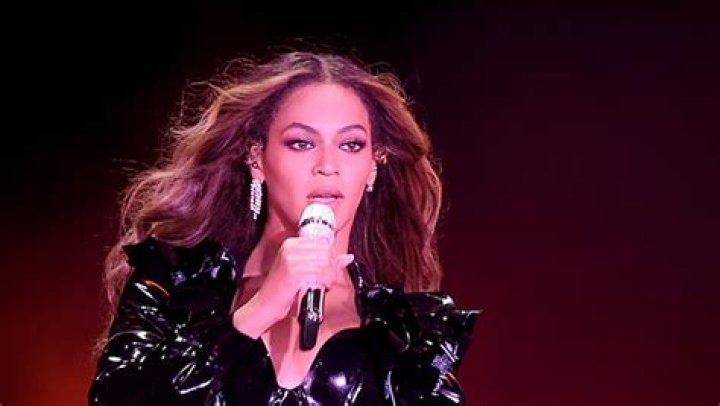 Beyonce Rocks Prada Shorts During Holiday Party With Jay-Z: Photos – Hollywood Life