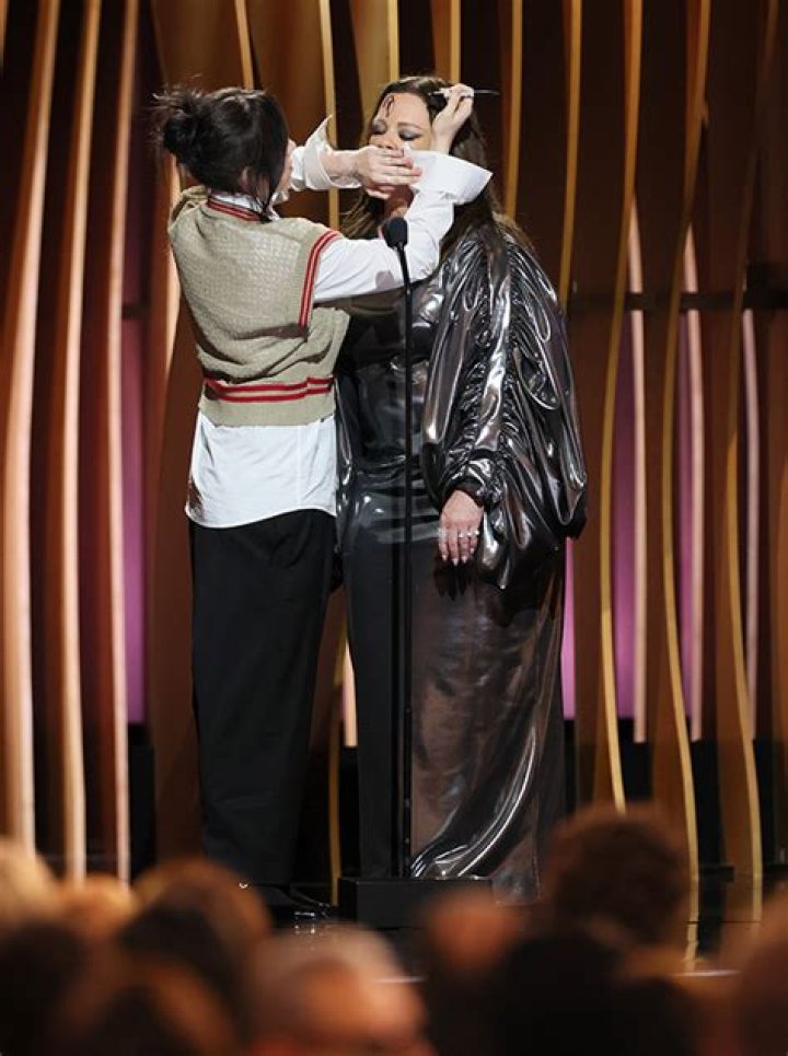 Billie Eilish Hilariously Signs Melissa McCarthy’s Face at SAG Awards: Watch