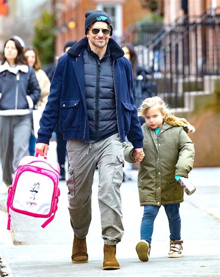 Bradley Cooper & Daughter Lea Hold Hands After School: Photos – Hollywood Life