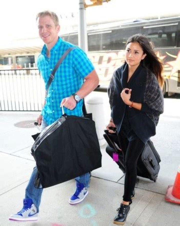 Sean Lowe Makes Catherine Giudici Iron Is Socks – Hollywood Life