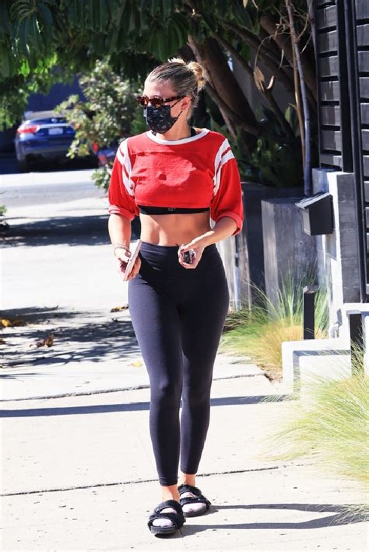 Celebs Wearing Long-Sleeve Crop Tops: Photos – Hollywood Life