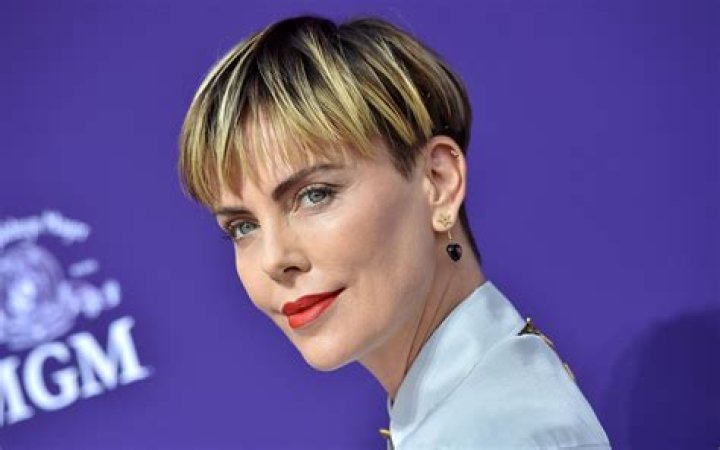 Charlize Theron’s Hair Stylist Explains Inspiration Behind New Bowl Cut – Hollywood Life
