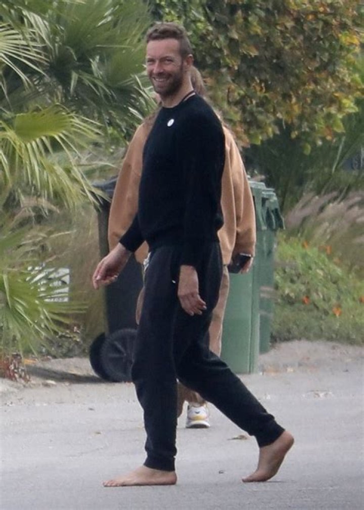 Dakota Johnson & Chris Martin House Hunt In Malibu With Sean Penn – Hollywood Life