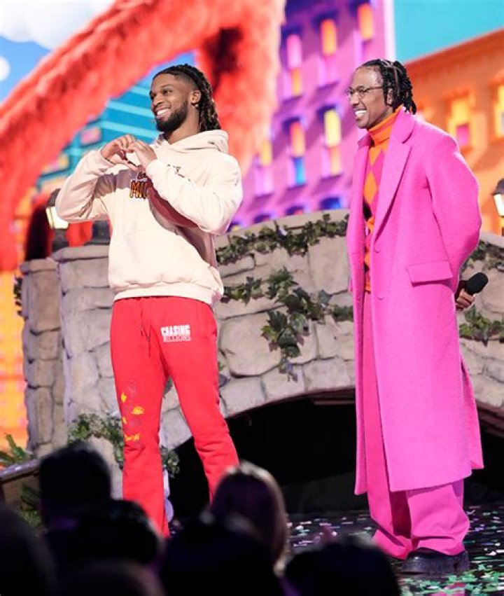 Damar Hamlin & His Brother Damir Appear On ‘The Masked Singer’ – Hollywood Life