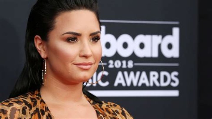 The Singer Opens Up – Hollywood Life – Hollywood Life