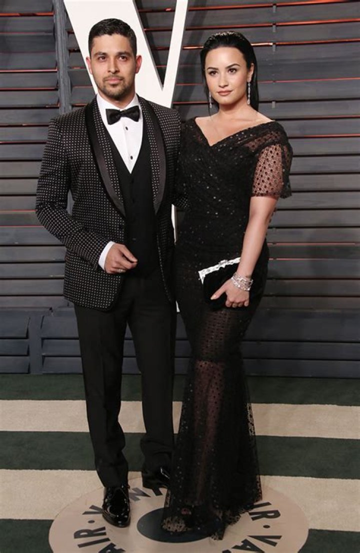 Demi Lovato Reflects On Dating Older Men and Blames ‘Daddy Issues’ – Hollywood Life