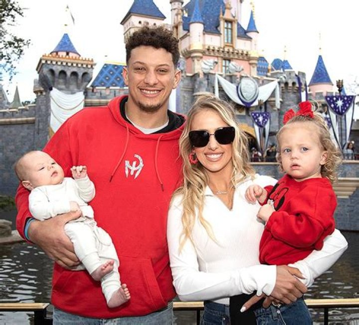 Dick Van Dyke Visits Disneyland With Wife Arlene: Photos – Hollywood Life