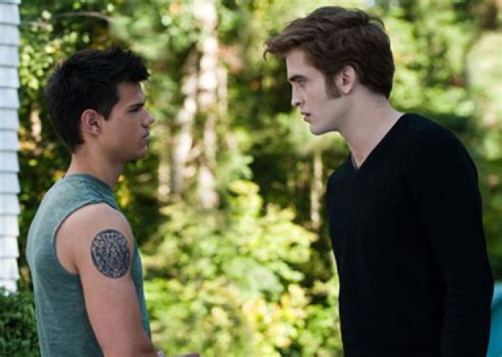 [VIDEO] Edward & Jacob Fight — New ‘Breaking Dawn’ Deleted Scene – Hollywood Life