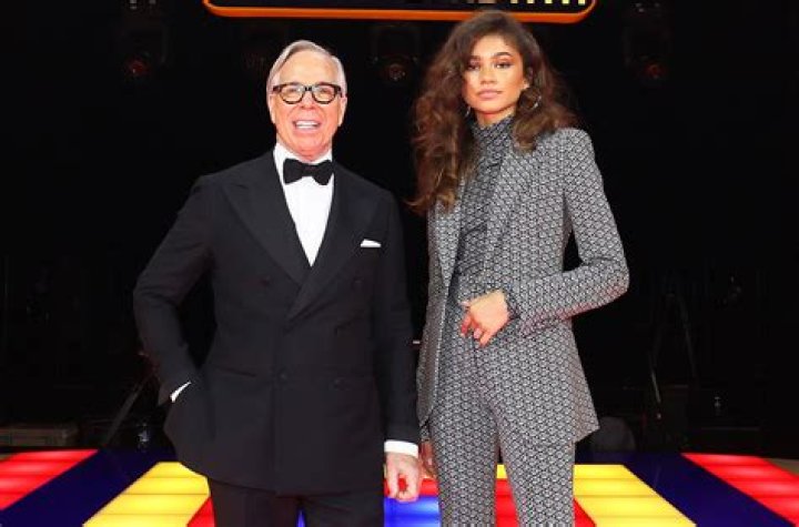 Emily Ratajkowski & More Arrive To The Daily Front Row Awards – Hollywood Life