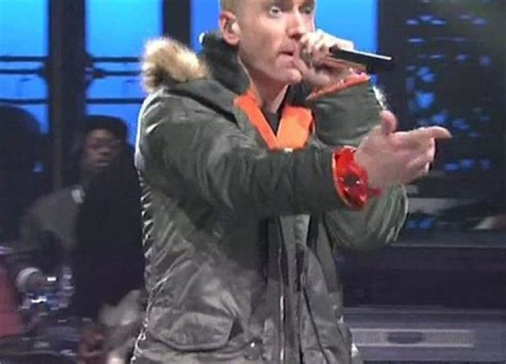 [VIDEO] Eminem Lip Syncs On ‘SNL’ — He Fakes ‘Berzerk’ Performance – Hollywood Life