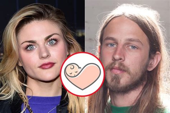 Photos of Kurt Cobain & Courtney Love’s Daughter – Hollywood Life