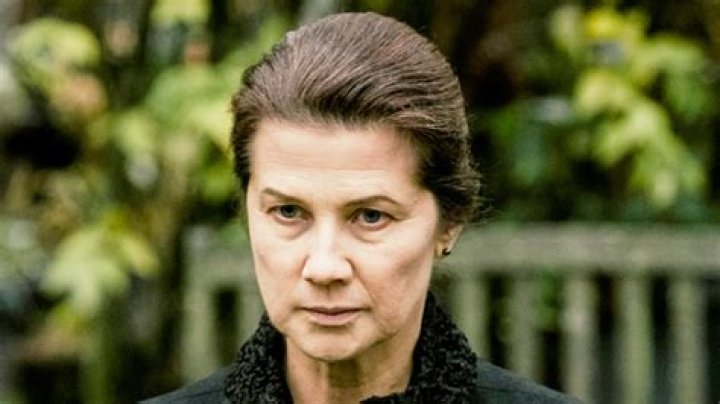 Daphne Zuniga Exclusive Interview – Hollywood Life