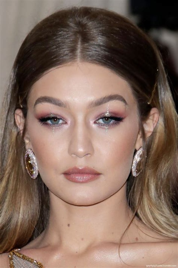Gigi Hadid’s Makeup Tutorial With Vogue: Watch – Hollywood Life