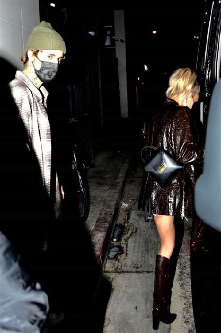 Hailey Baldwin Wears Daisy Dukes & Knee-High Boots With Justin Bieber – Hollywood Life