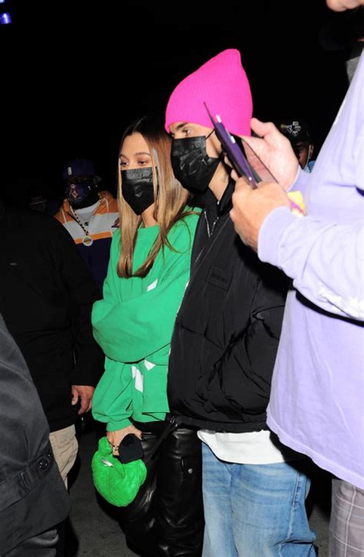 Hailey Baldwin, Justin Bieber & Kendall Jenner Attend Lakers & Suns Game – Hollywood Life