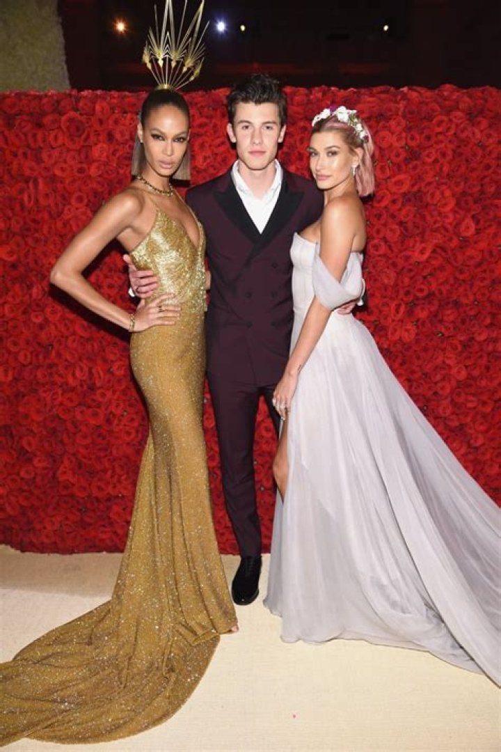 Hailey Baldwin Flashes Major Leg While Heading To Met Gala After-Party With Shawn Mendes — Pic