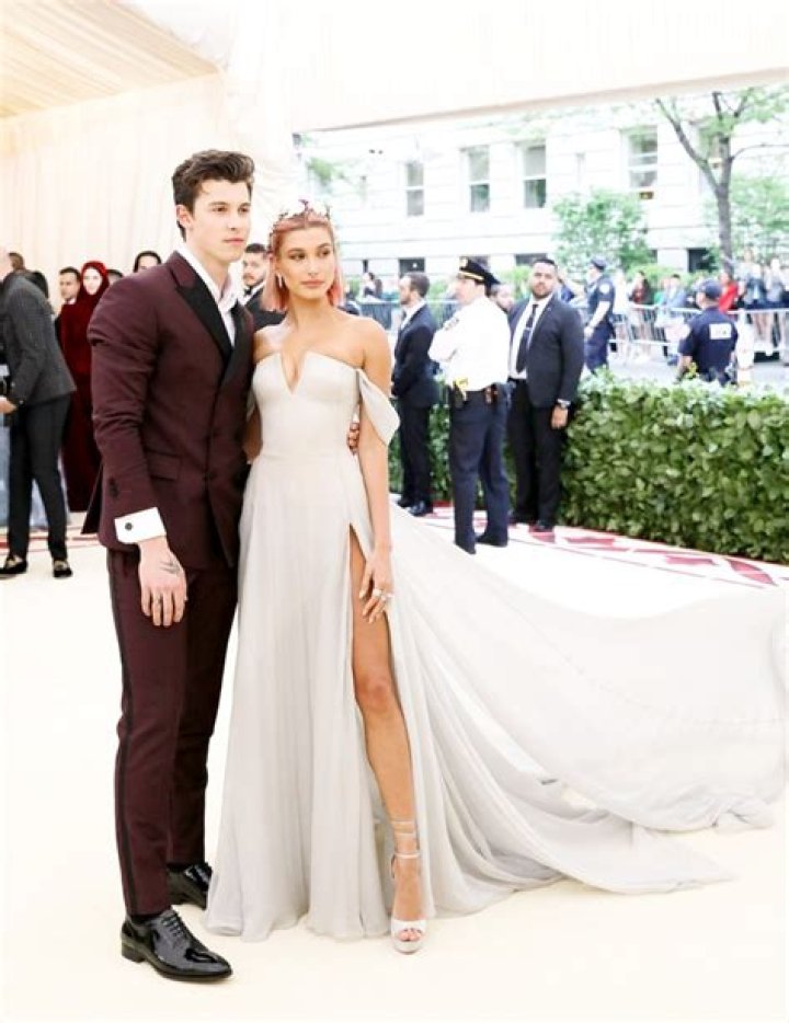 Hailey Baldwin & Shawn Mendes — Pics