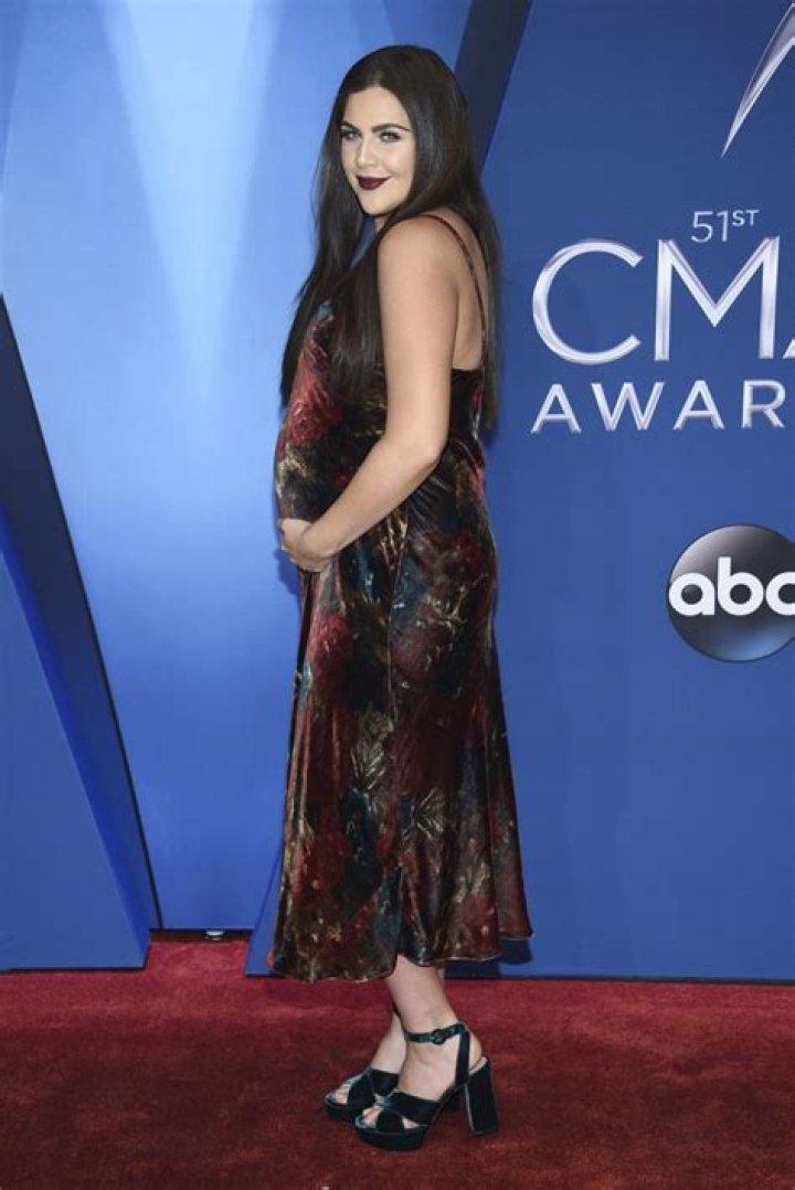 Lady Antebellum Singer Expecting 1st Baby – Hollywood Life