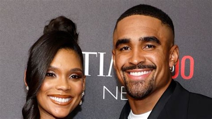 Facts About The Eagles QB’s Sweetheart – Hollywood Life