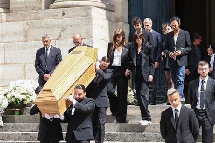 Jane Birkin’s Daughters Hold Hands At Mom’s Funeral In Paris: Photos – Hollywood Life