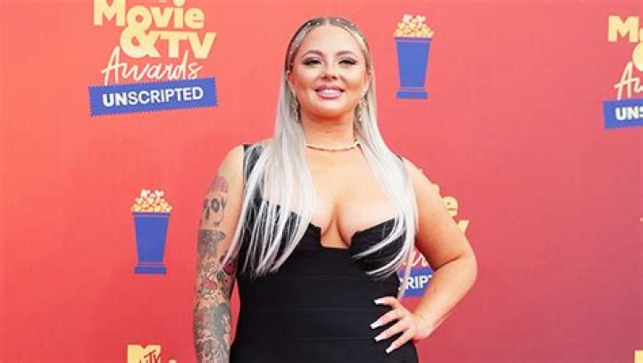 Everything To Know About Her Daughter Kloie – Hollywood Life