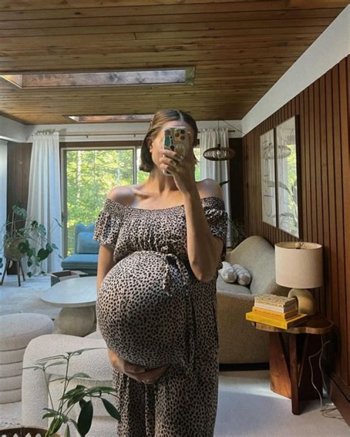 Janet Montgomery Is Pregnant — See Bare Baby Bump Pic – Hollywood Life