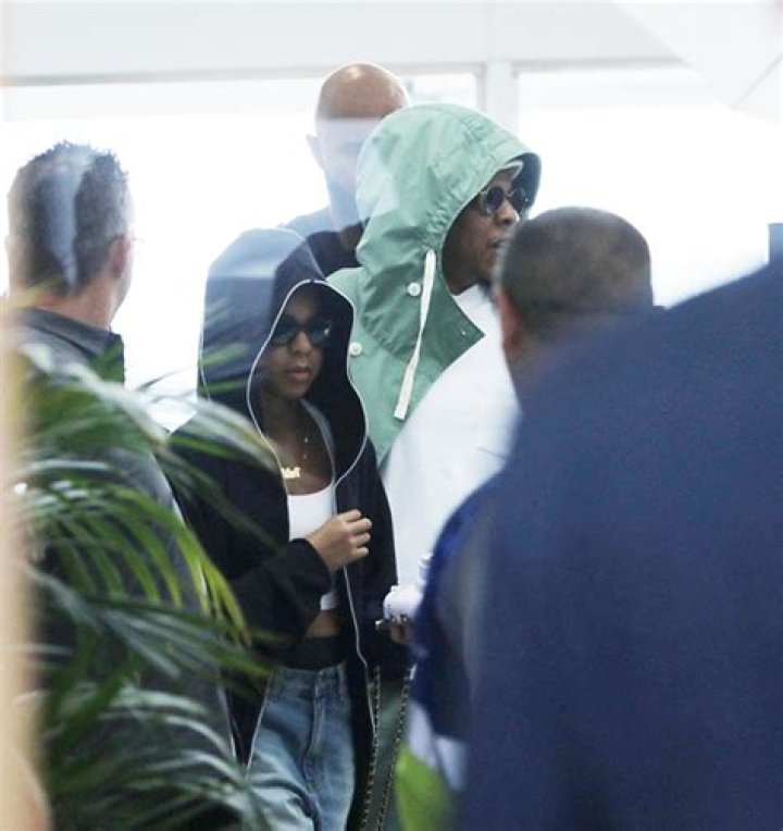 Jay-Z & Blue Ivy Arrive In Barcelona For Beyonce’s Next Concert – Hollywood Life
