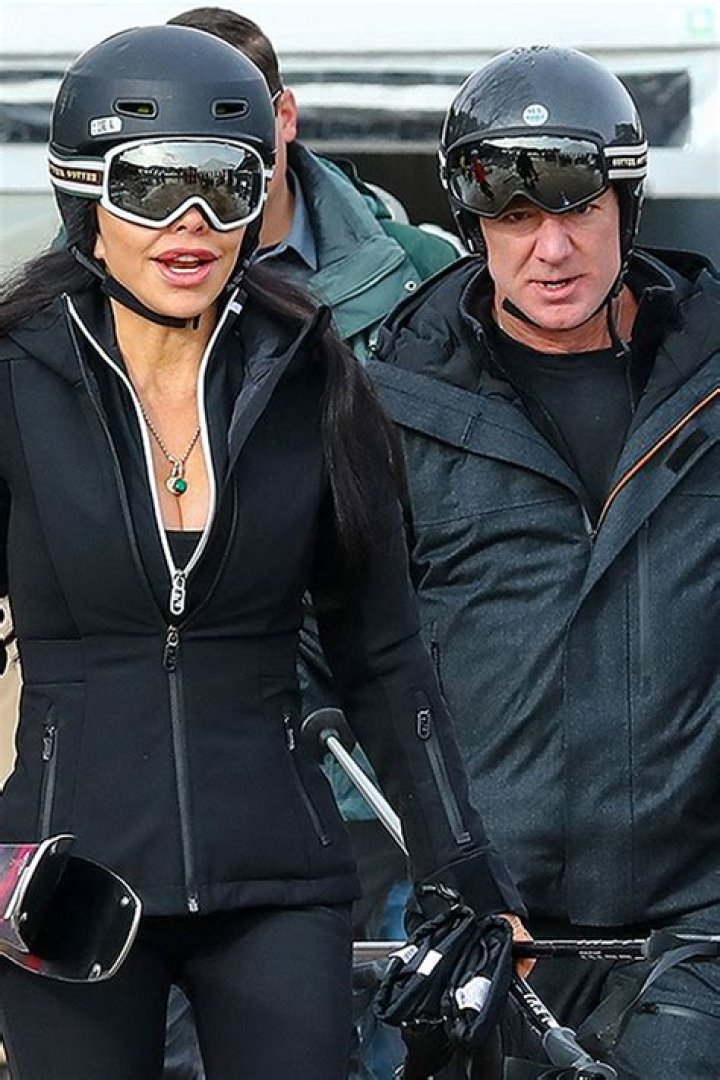 Jeff Bezos & Lauren Sanchez Twin In Black Coats In Aspen: Photos – Hollywood Life