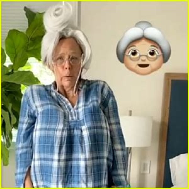 Jennifer Garner Morphs From Grandma Emoji Back To Herself In Hilarious Halloween Video — Watch