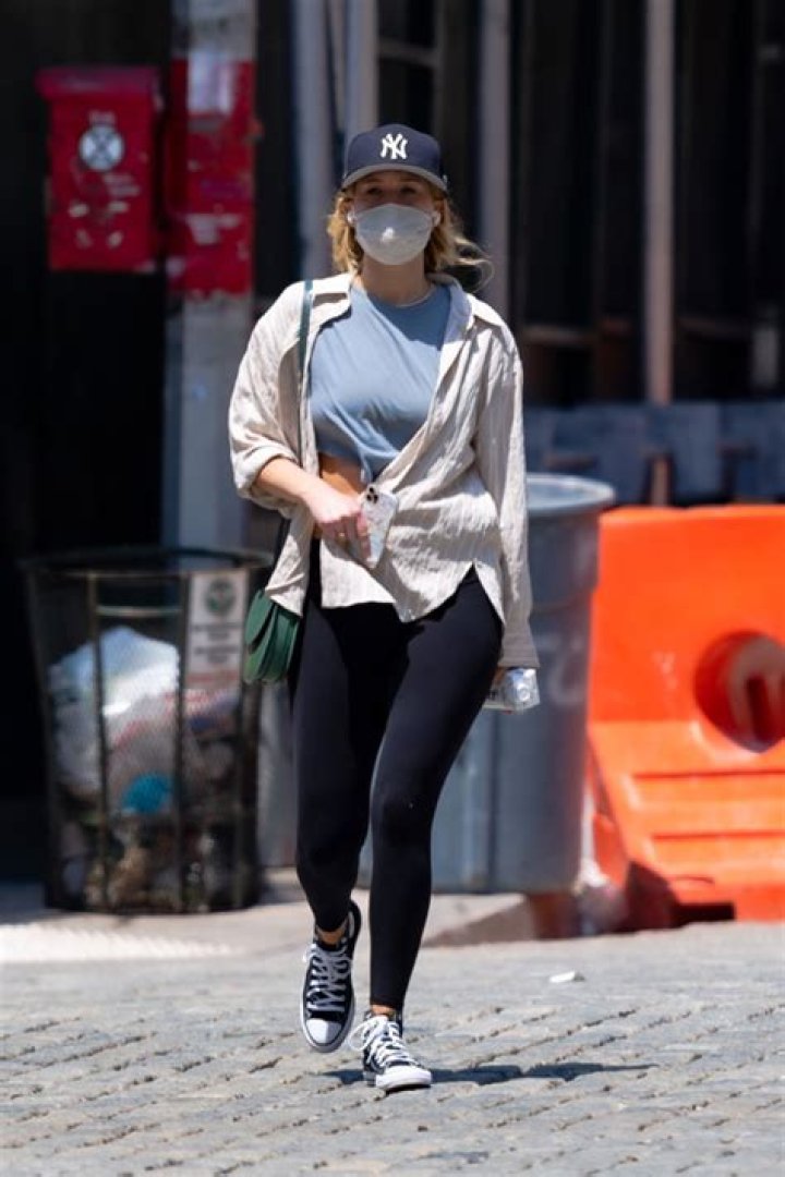 Jennifer Lawrence Steps Out In Crop Top & Leggings In NYC — Pics – Hollywood Life