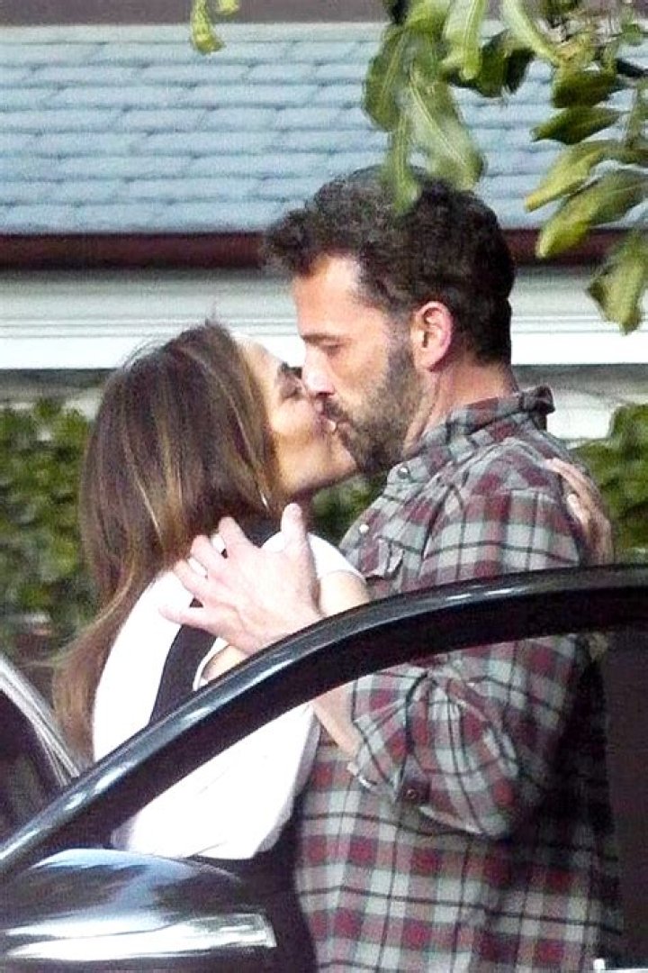 Jennifer Lopez & Ben Affleck Passionately Kiss After Revealing Sexy Bathtub Proposal: Photo