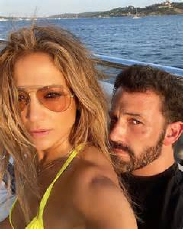 Jennifer Lopez Sits On Ben Affleck’s Lap As They Kiss & Giggle While On Vacation In Italy – Photos