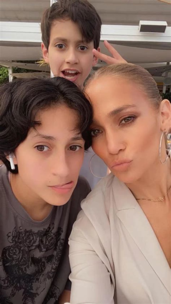 Jennifer Lopez Rocks Curly Hair On Morning Walk With Her Twins: Photos – Hollywood Life