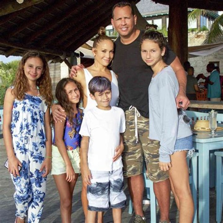Jennifer Lopez Wishes ‘Peace & Love’ On Labor Day During Epic Family Photo With Alex Rodriguez & Their 4 Kids