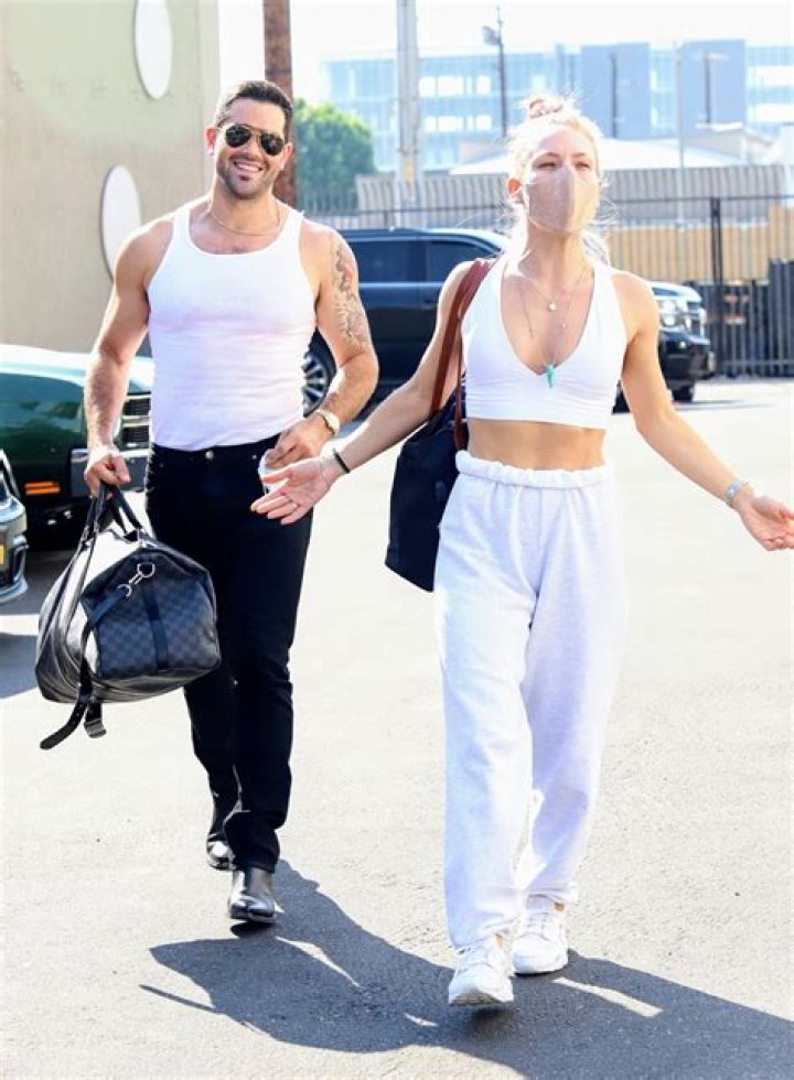 How He’s Avoiding Injuries With Sharna On ‘DWTS’ – Hollywood Life