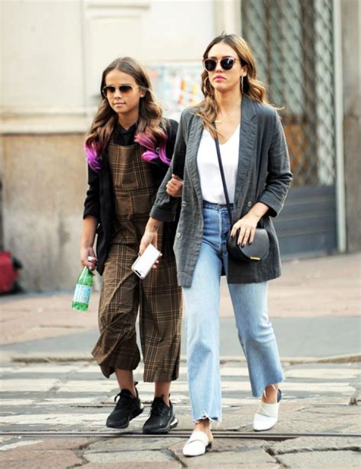 Jessica Alba’s Daughter Honor Is Nearly As Tall As Dad In Family Photo – Hollywood Life