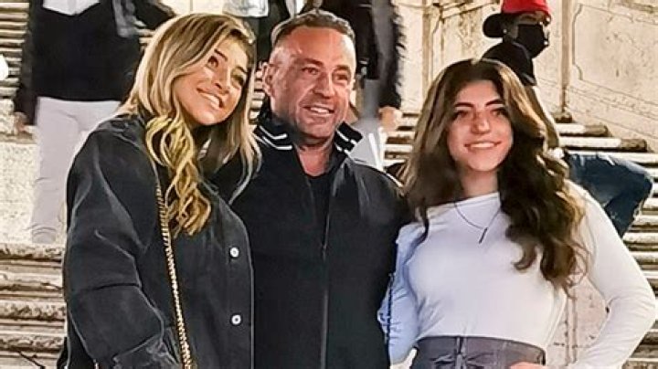 Joe Giudice & Daughters Attempt TikTok Dance Video In Italy — Watch – Hollywood Life