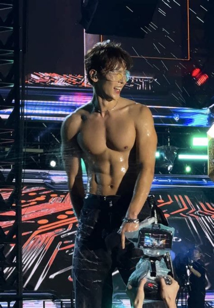 Monsta X’s Jooheon Debuts New Dark Hair In Shirtless Workout Video & Fans Are Freaking Out