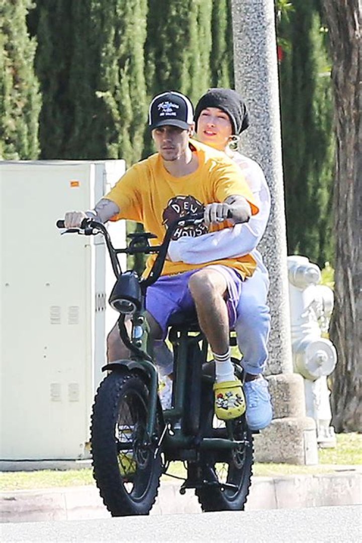 Justin Bieber & Hailey Baldwin Enjoy Romantic Bike Ride After Taylor Swift Fans Diss Him For Defending Scooter Braun